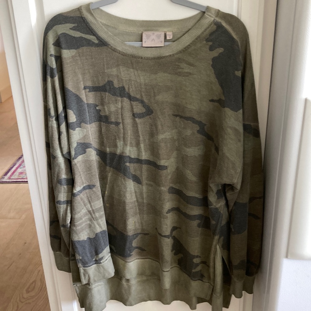 Women’s Dantelle camo sweatshirt 1X